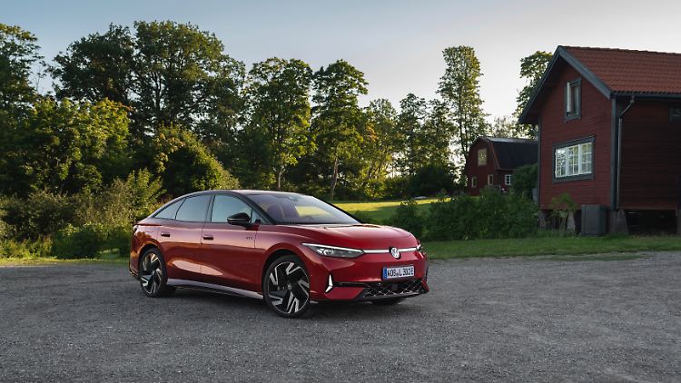 Äußerlich lässt sich der VW ID.7 GTX leicht am neu gestylten vorderen Stoßfänger mit Wabengrill erkennen.