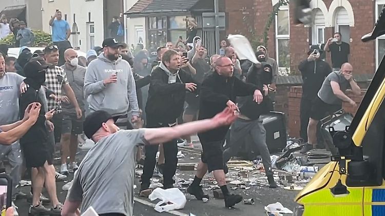 Viele Rechtsextremisten reisten aus anderen Städten an, um in Southport zu randalieren. 
