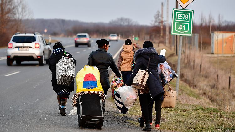 In den ersten Tagen des Krieges flohen viele Ukrainer auch zu Fuß nach Ungarn. Willkommen sind sie im Nachbarland nicht.