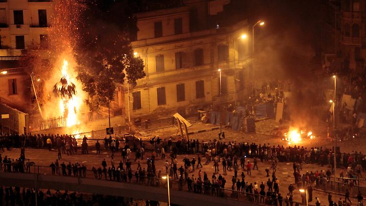 Auch in der Nacht gehen die Auseinandersetzungen in Ägypten weiter.