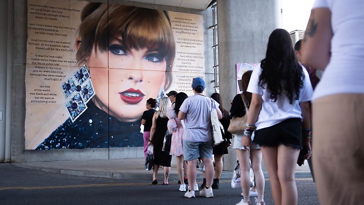 Die Fans standen in London Schlange für ihren Liebling: Taylor Swift. 