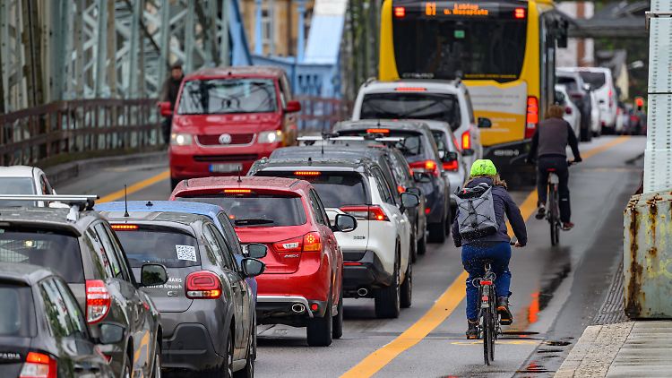 7,1 Millionen Menschen leben mehr als 30 Kilometer von ihrer Arbeit entfernt.