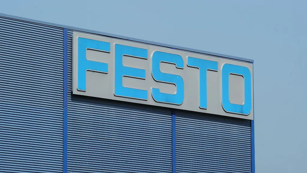 Aussenaufnahme-mit-Logo-im-Eingangsbereich-der-Firma-Festo-AG-Co-KG-in-Esslingen