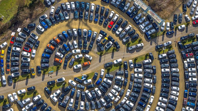 Kaufen oder nicht? Der ADAC hat in einer Umfrage die Haltung zu Elektroautos ermitteln lassen.