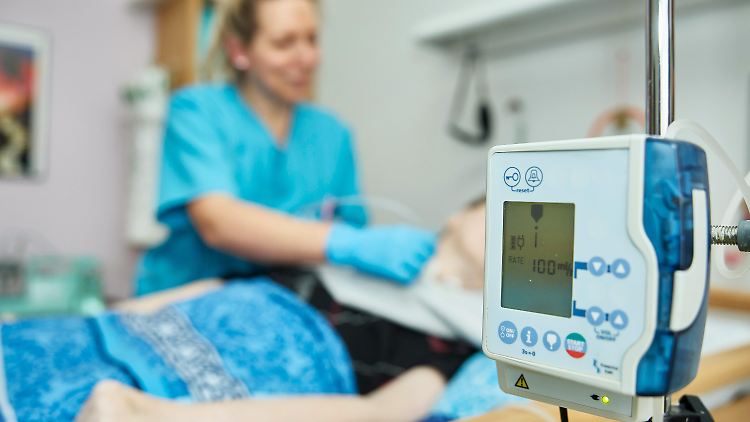 Eine Koma-Patientin im Krankenhaus. 