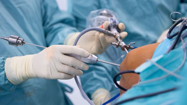Vor allem nach OPs vermuten Patienten immer wieder einen Fehler des Arztes oder der Ärztin. (Archivbild)