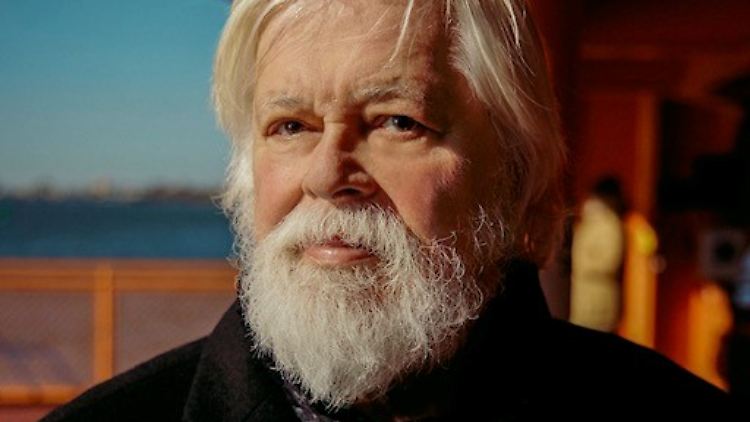 Paul Watson selbst hat einmal gesagt: "Es geht nicht darum, GEGEN etwas zu sein, es geht darum, FÜR die Erde zu sein." 