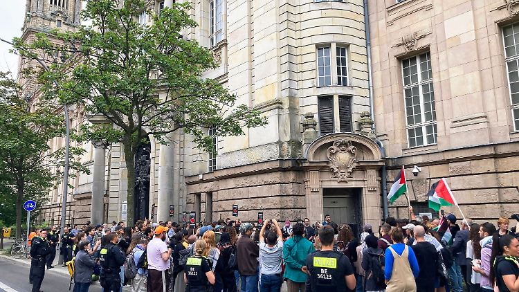 Die Propalästinensische Demonstration vor dem Kriminalgericht in Berlin-Moabit.