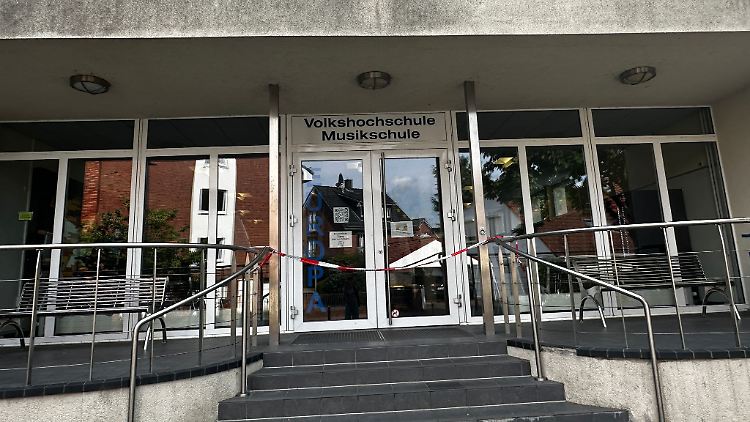 Nach der Tat riegelten Polizeibeamte das Schulgebäude ab, um es nach den Tätern zu durchsuchen. 