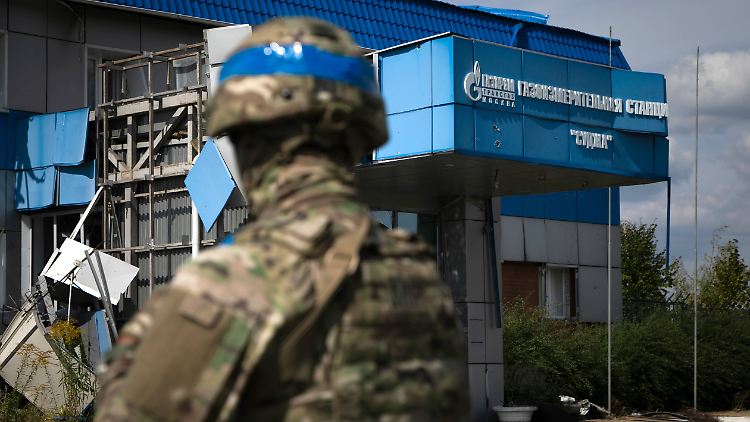 Ein ukrainischer Soldat steht in der Nähe der beschädigten Gasmessstation in Sudscha in der Region Kursk.