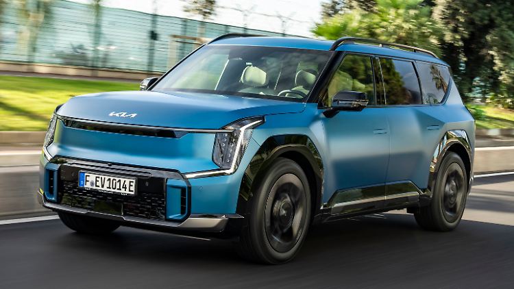 Der Kia EV9 gehört zur Klasse der 800-Volt-Stromer. Entsprechend flott kann er an einem Schnelllader Strom nachtanken, was vor allem auf längeren Touren ein Komfortgewinn bedeutet.