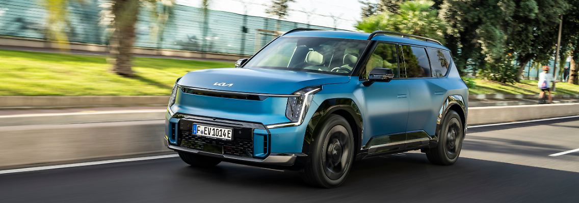 aKIA-EV9-gtline-bluematte-dynamic-hires-004.jpg