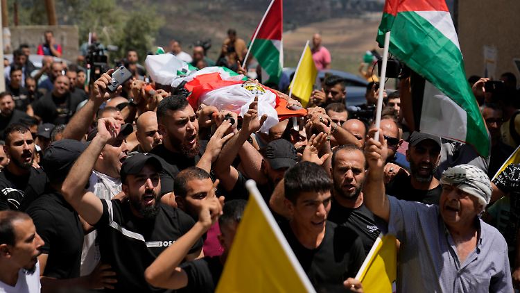 Trauernde tragen den Leichnam des Palästinensers Rasheed Mahmoud Sadah während seiner Beerdigung. Er wurde bei einem Angriff israelischer Siedler getötet. 