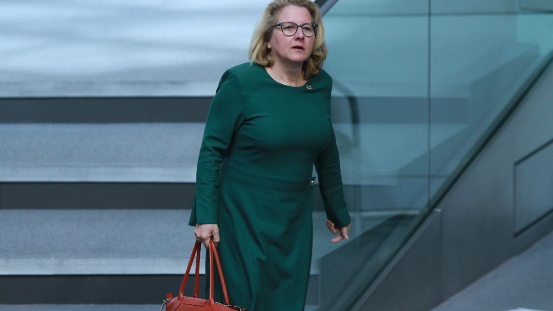 Hier trägt Schulze die Tasche im Bundestag, bei der es sich laut "Bild" um ein Leder-Exemplar von Longchamp für knapp 500 Euro handelt.