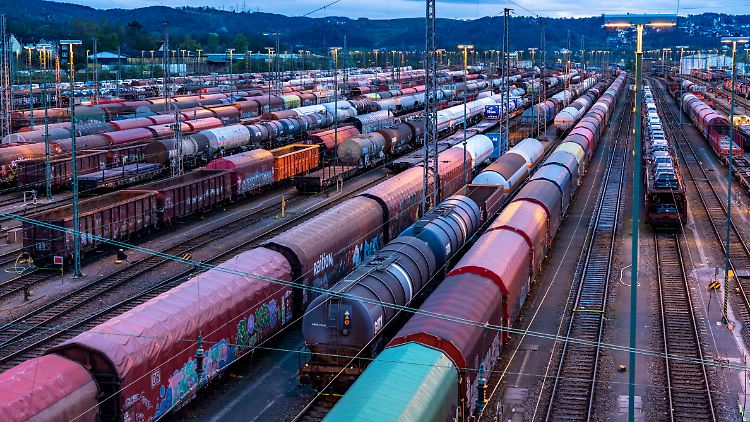Der Schienenverkehr der Deutschen Bahn muss schnell profitabel werden. 