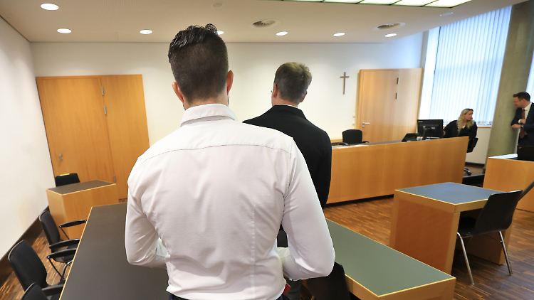 Der Polizist und sein Anwalt betreten den Gerichtssaal.