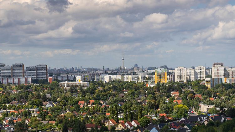Dit allet is Berlin: Dorf, Platte, Großstadt, Grünzeug, Underground (nicht im Bild) und Berge ham' wa ooch (Müggel- und Teufelsberg). 