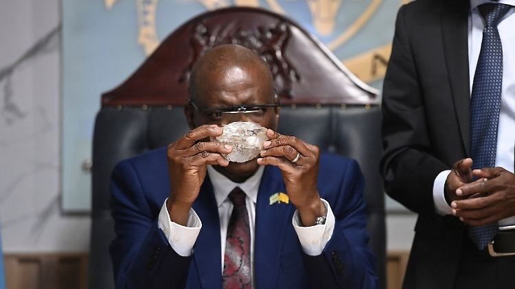 Botswanas Präsident Mokgweetsi Masisi unterzieht den Diamanten einer näheren Prüfung. 