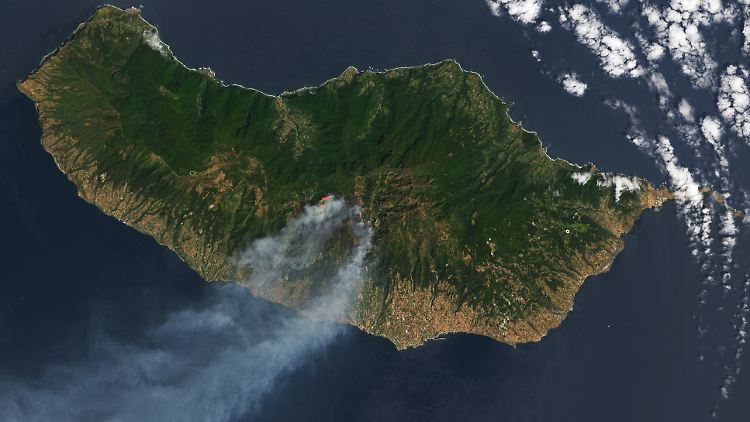 Satellitenbilder des Copernicus-Programms zeigen die Ausbreitung der Flammen sehr deutlich. 