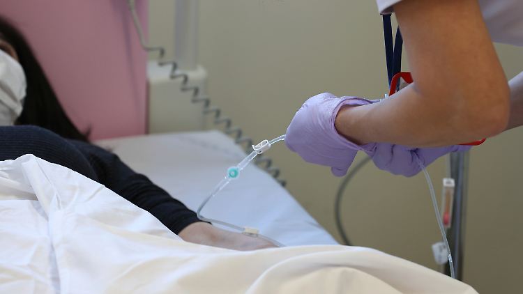 Eine Patientin in Japan erhält eine Behandlung mit einem Präparat mit dem Wirkstoff Lecanemab. 