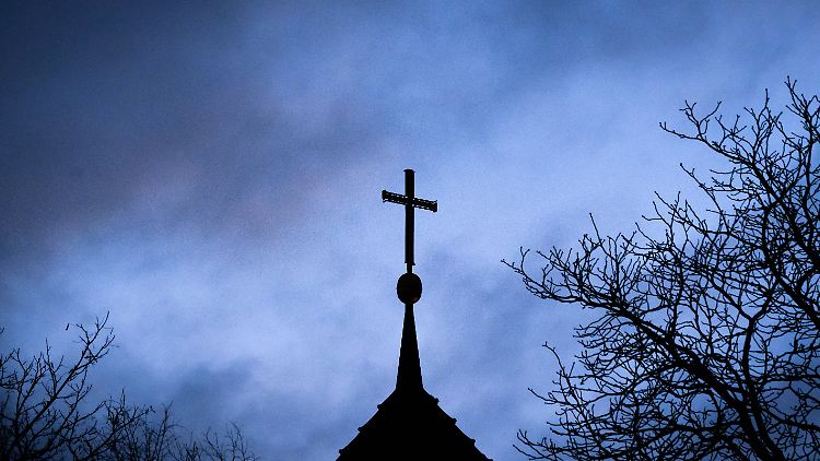 Wenn der Gesetzentwurf Realität würde, zögen dunkle Wolken über den christlichen Kirchen in Deutschland auf. 