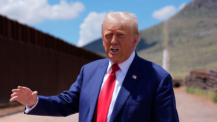 Meister der Inszenierung: Donald Trump an der Grenze.