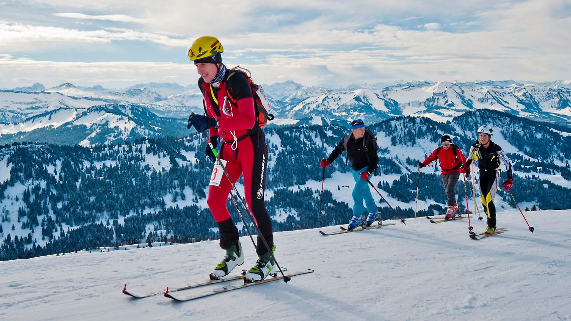 Bei einem Skitouren-Rennen gilt es, möglichst schnell auf einer festgelegten Route den Gipfel eines Berges zu erreichen und auch schnell abseits der Piste wieder ins Tal zu kommen.