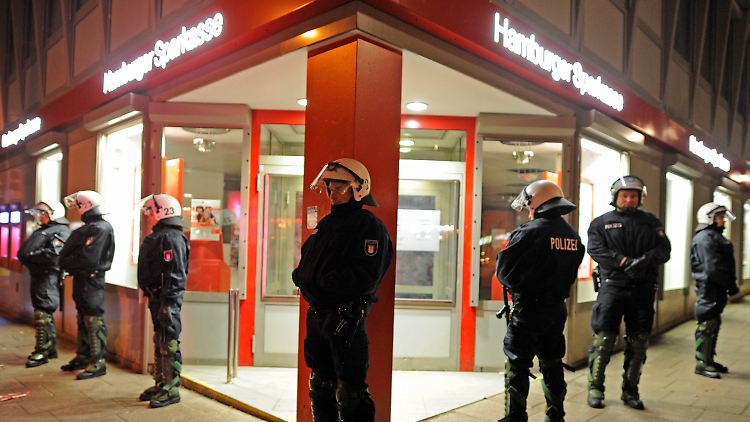 Polizisten bewachen eine Sparkasse im Schanzenviertel.