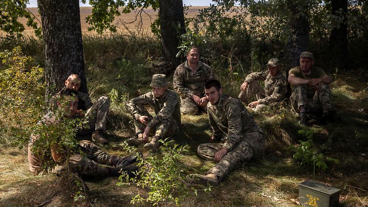Ukrainische Soldaten der 22. Mechanisierten Brigade bei einer Pause in der Region Sumy
