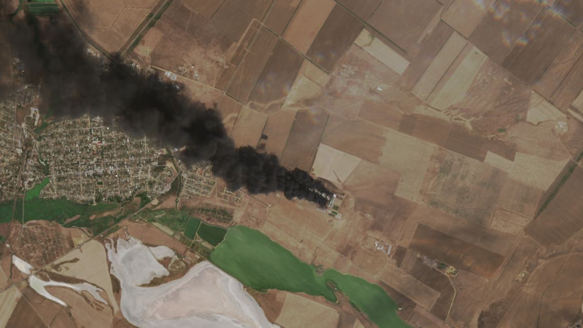 Ein Satellitenbild vom Donnerstag zeigt das brennenden Tanklager.