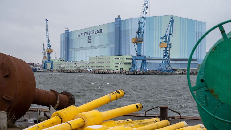 Die ehemalige Volkswerft Stralsund ging nach der Wende durch die Hände vieler Konzerne und Investoren, bevor das Gelände 2022 in einen maritimen Gewerbepark umgewandelt wurde. 