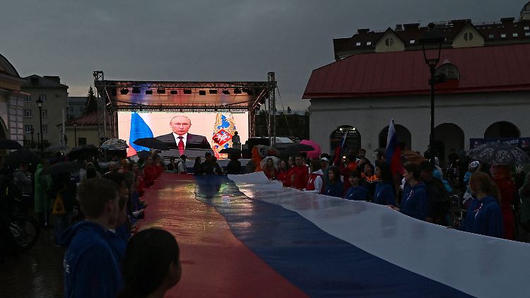 Verschwommen und weit entfernt: Ein Bild Putins bei einer Feier zum Tag der russischen Flagge am Donnerstag in Omsk.
