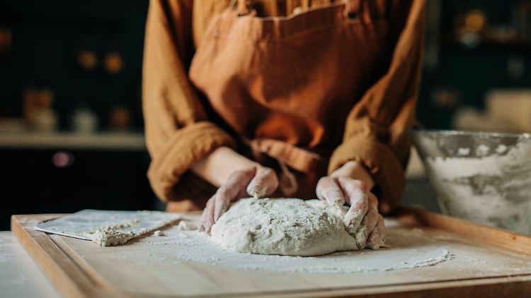 "Teig unter den Handflächen spüren, Mehl von den Fingerspitzen rieseln lassen, an knusperfrischem Brot schnuppern - wer das Brotbacken einmal erlebt hat, kann nicht mehr genug davon bekommen."