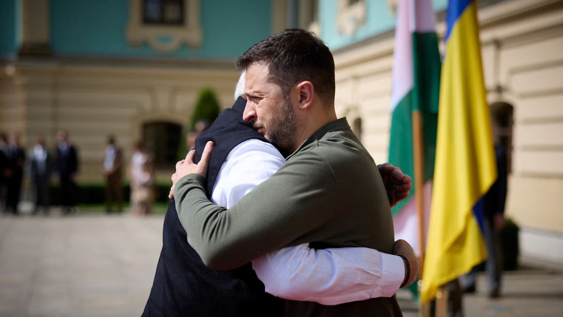 Modi und Selenskyj umarmen sich in Kiew.