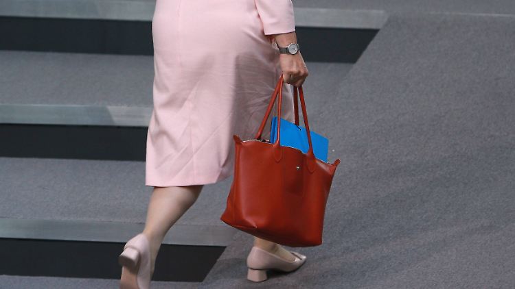 Männer und Kinder wissen, dass sie in den Handtaschen ihrer Frauen und Mütter nichts zu suchen haben. 
