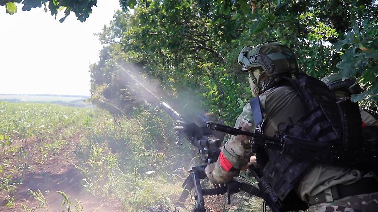 Hier feuert laut russischen Angaben ein Soldat einen Granatwerfer auf ukrainische Stellungen in der Region Kursk.