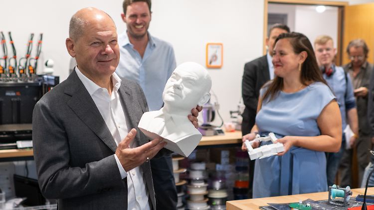 Scholz mit seiner Büste.