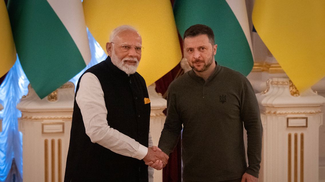 Modi und Selenskyj sprechen von einem historischen Treffen: es ist der erste Besuch eines indischen Premiers in der Ukraine überhaupt.
