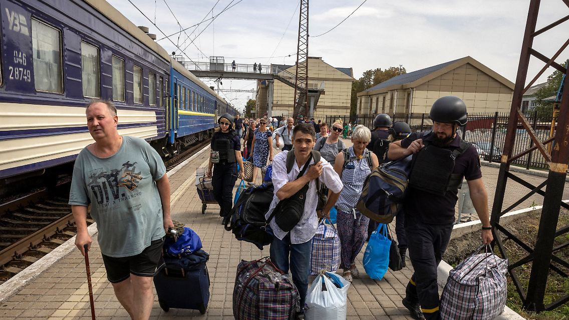 Immer mehr Menschen fliehen aus Pokrowsk im Osten der Ukraine, da die russischen Truppen näher kommen.