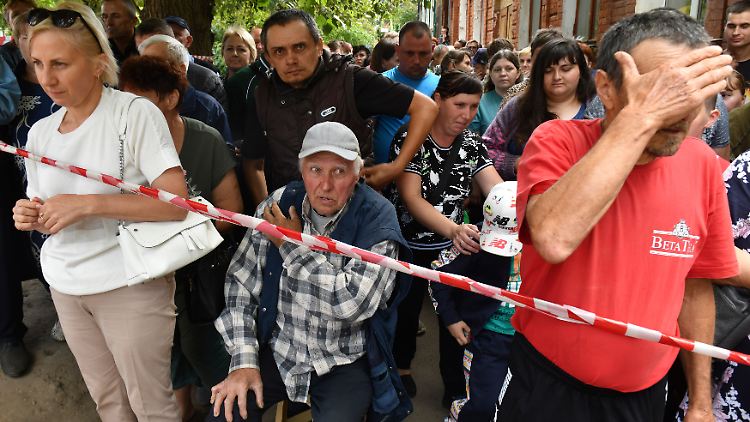 Evakuierte warten in einem Verteilungszentrum auf humanitäre Hilfe. In den sozialen Medien machen viele Russen ihrem Ärger Luft. 