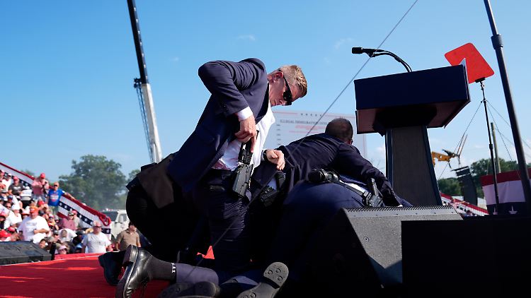 Secret-Service-Agenten werfen sich über Trump.