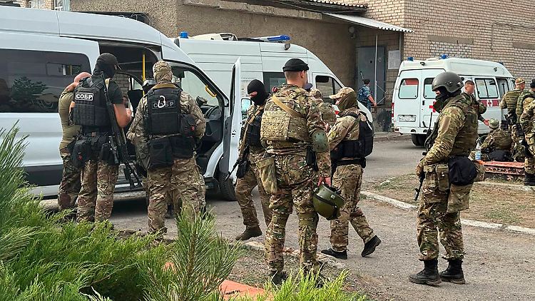 Soldaten der russischen Nationalgarde stehen in der Nähe des Gefängnisses in Surowikino.