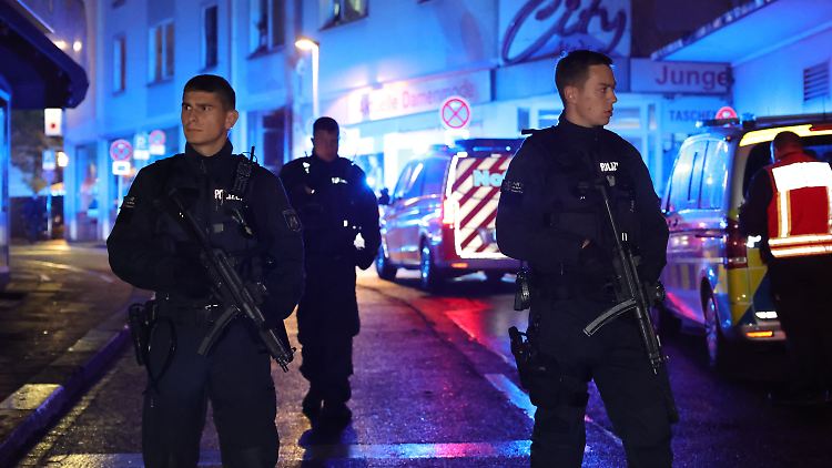 Schwerbewaffnete Beamte sichern die Solinger Innenstadt ab. 