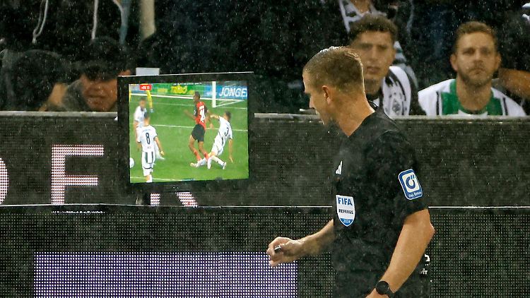 Ganz spät in der Nachspielzeit gab es Elfmeter für Bayer 04 Leverkusen.