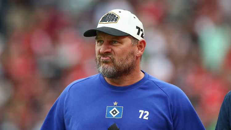 Steffen Baumgart muss die erste Saisonniederlage mit seinem HSV verarbeiten.