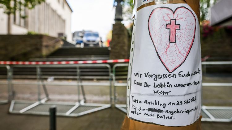Solingen trauert um die Toten: Beim Stadtfest bringt ein Mann drei Menschen um.