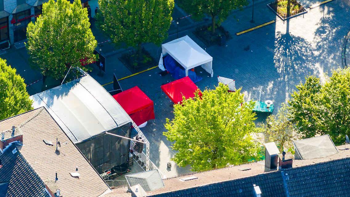 Zelte von Polizei und Feuerwehr stehen am Tatort vor der Bühne auf dem Fronhof in der Solinger Innenstadt.