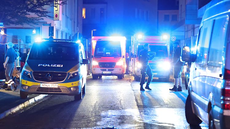 Polizei und Rettungsdienste sind mit einem Großaufgebot am Tatort.