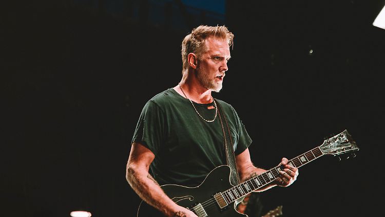 Josh Homme musste im Juli für eine Notoperation in die Vereinigten Staaten zurückkehren.