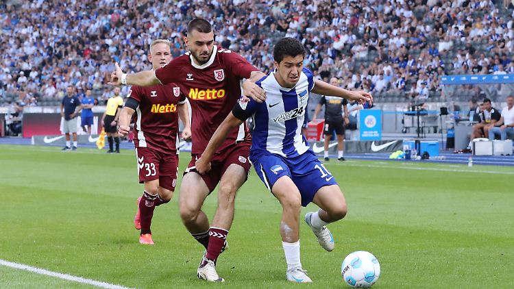 Ibrahim Maza sorgt dafür, dass Hertha erstmals in dieser Saison einen Sieg feiern kann. Er erzwingt das späte Eigentor der Regensburger.